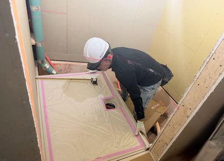 現場の朝礼後、作業開始（採寸・確認作業）
